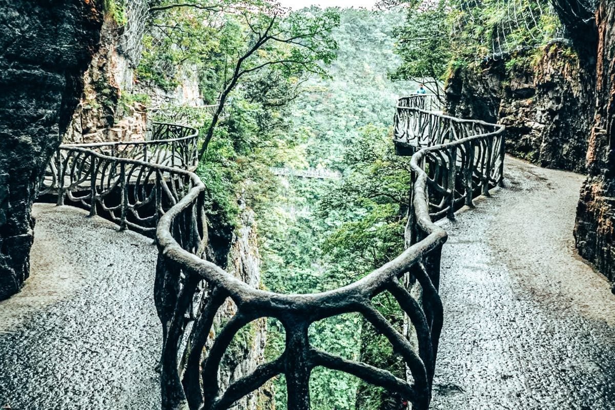 hiking in zhangjiajie